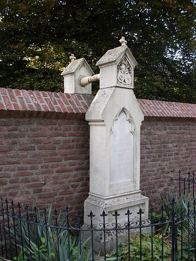 Tombe aux mains